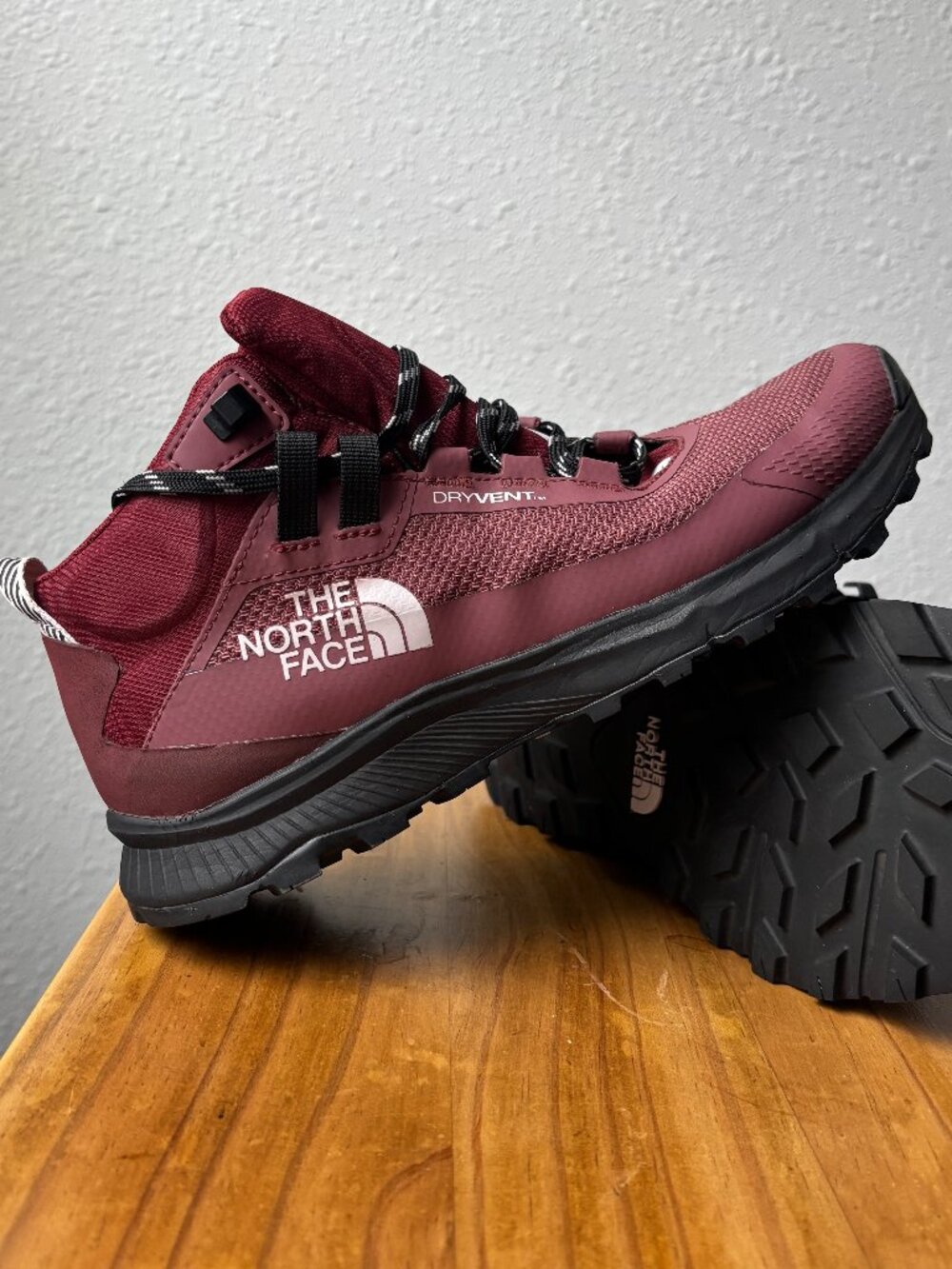 The North Face Women's VECTIV Fastpack Mid DryVent Hiking Boots Size 9 Burgundy